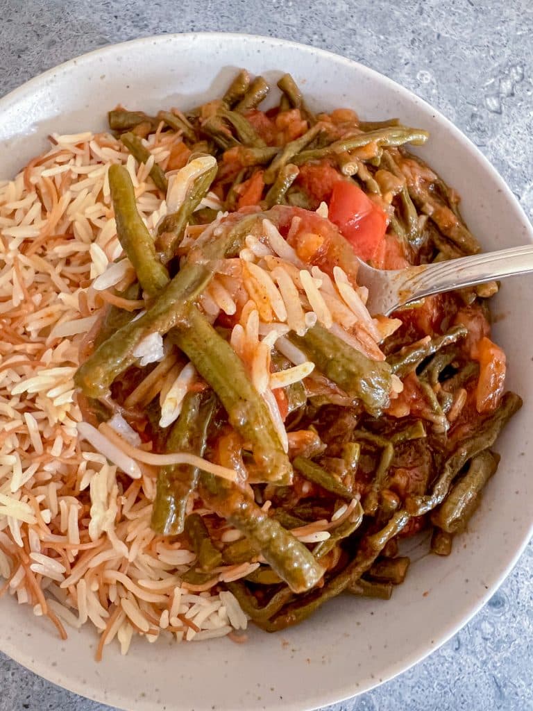 loubia bil zeit, long bean/green bean and tomato stew